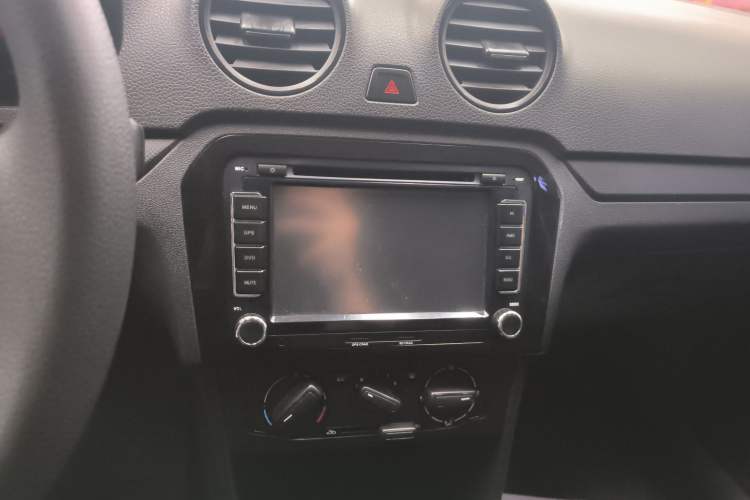 Used Volkswagen Jetta 2015 1.6L Manual Fashion Edition Audio And AC Panel