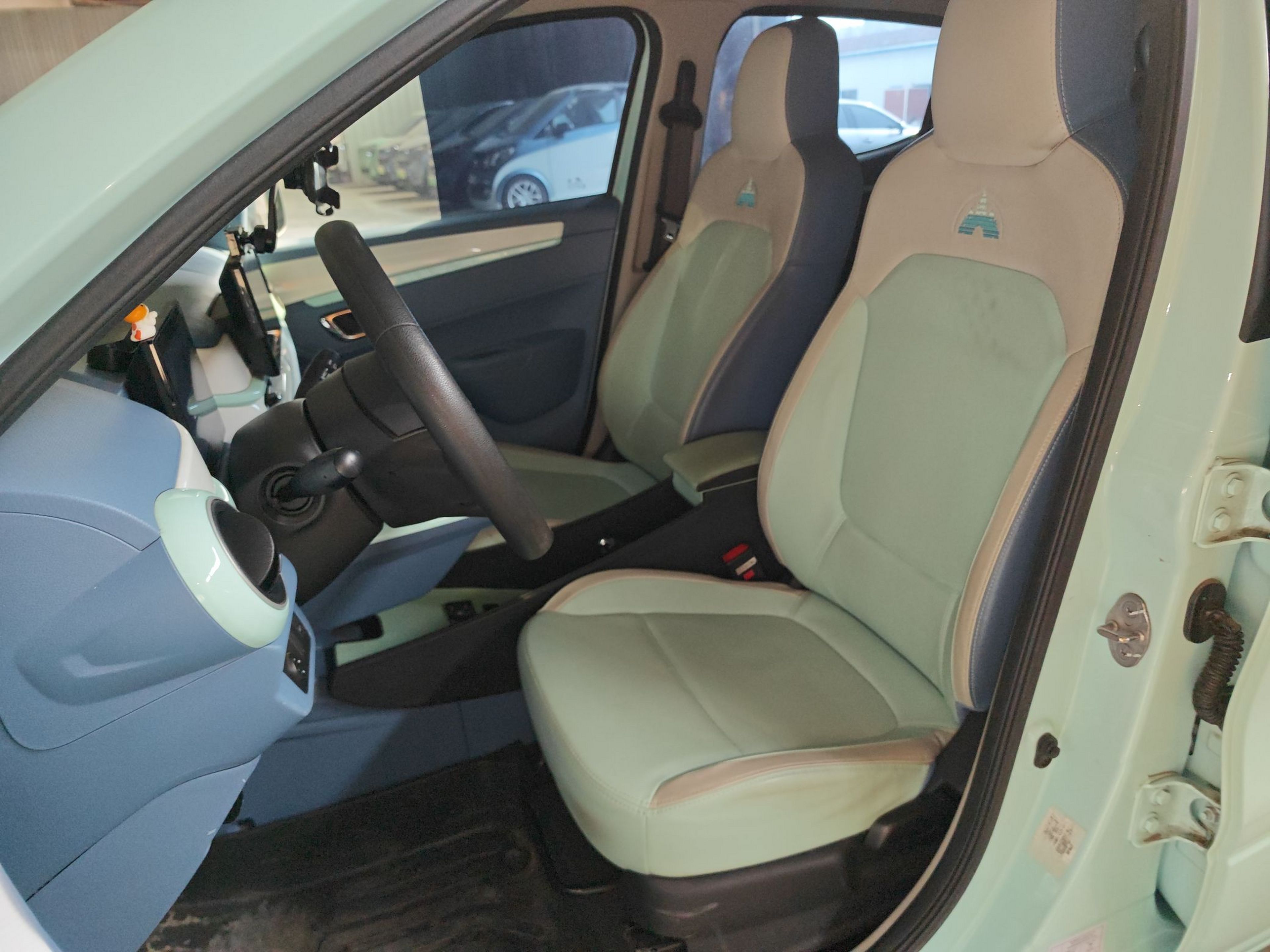 المقاعد الأمامية داخل السيارة