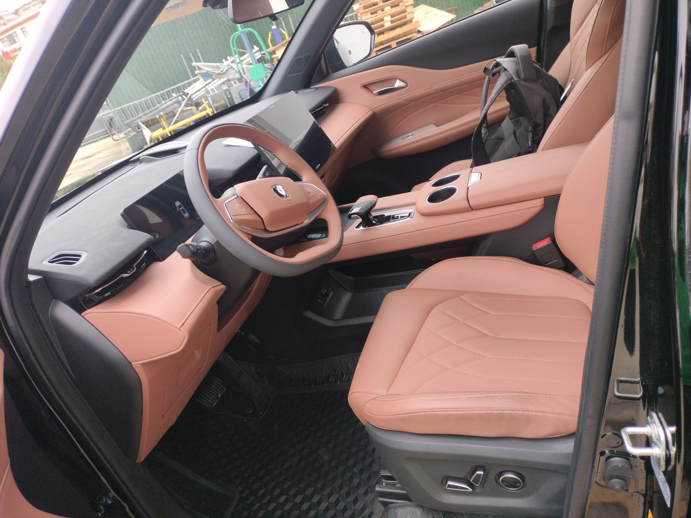 المقاعد الأمامية داخل السيارة