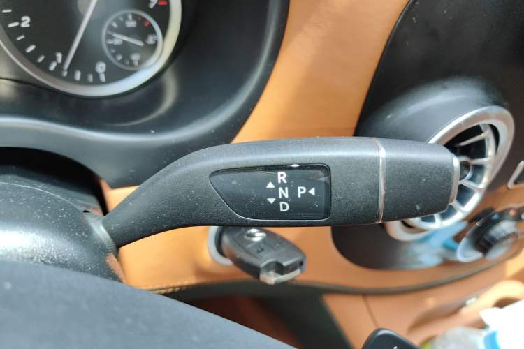 Used Mercedes-Benz Vito 2023 2.0T Elite Version 7 Seats Gear Lever