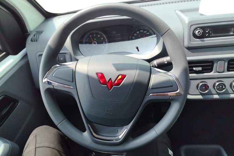 Used Wuling Yangguang 2024 300KM Comfort Version Passenger Van 75kW