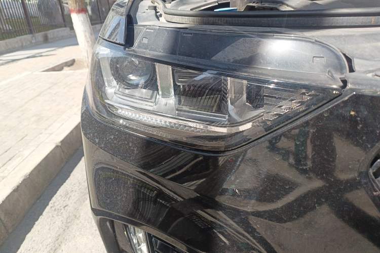 Used Wey VV5 2019 Upgraded Model 2.0T Two-Wheel Drive Ultra-Luxury Version China V Standard Right Front Headlight