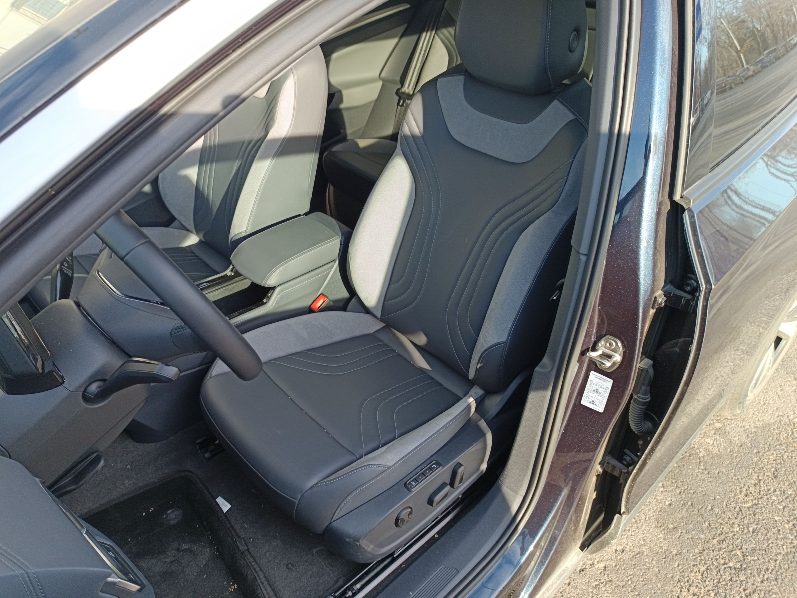 Переднее сиденье в автомобиле