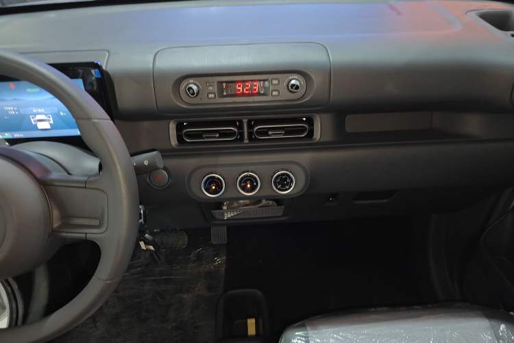 Used Wuling Zhiguang New Energy 2025 Model 305km Ambitious Edition Audio And AC Panel