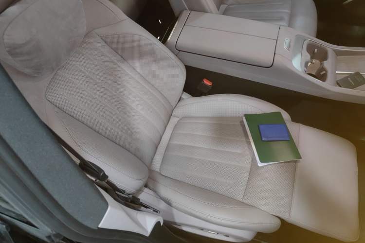 Used ONVO L60 2024 60 kWh Rear-Drive Version Right Front Seat