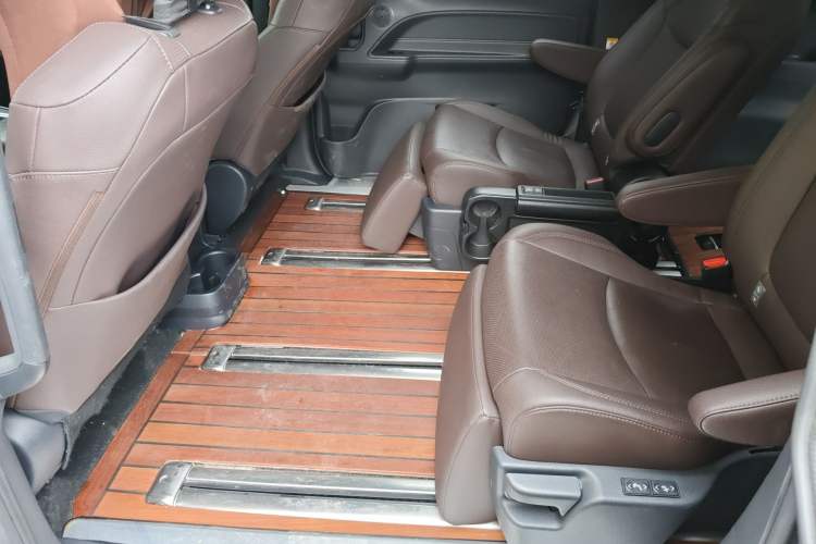 Used Toyota SIENNA 2021 2.5L Hybrid Platinum Edition Left Rear Seat