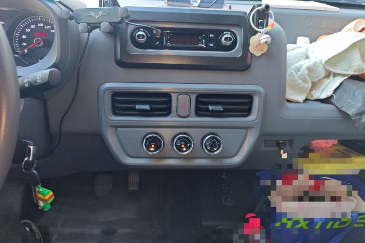 Used Wuling Yangguang 2024 300km Comfort-Grade Passenger Van 60kW
