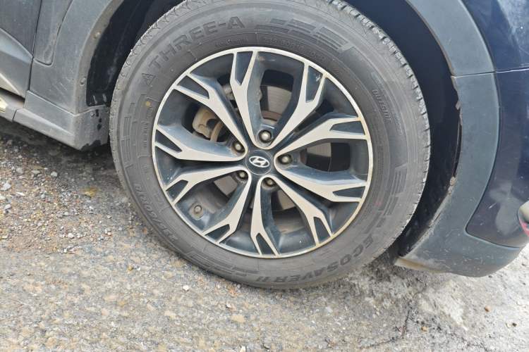 Used Hyundai Santa Fe 2017 2.0T Automatic All-Wheel Drive Smart 7-Seater Right Front Wheel Hub