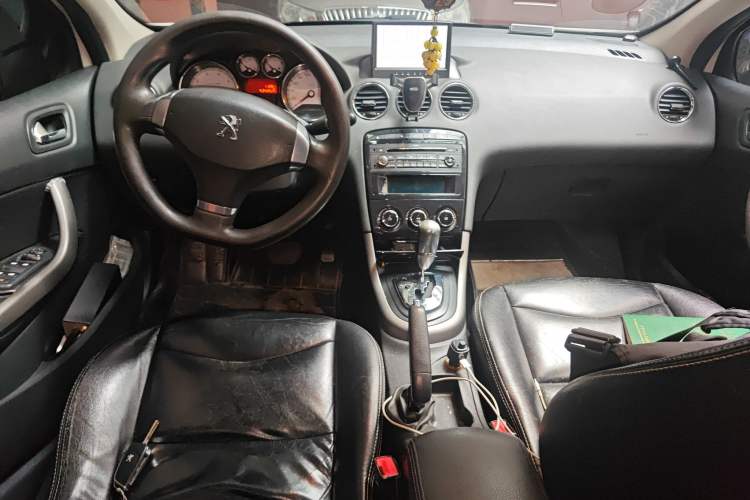 Used Peugeot 408 2013 2.0L Automatic Comfort Edition Center Console