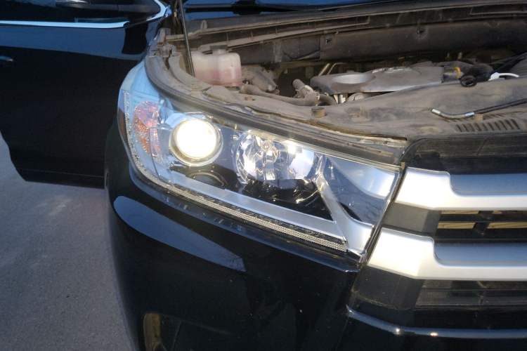 Used Toyota Highlander 2018 2.0T Four-Wheel Drive Luxury Version 7 Seats China VI Standard Right Front Headlight