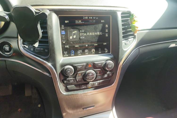 Used Jeep Grand Cherokee 2015 3.0TD Diesel Elite Navigation Edition Audio And AC Panel