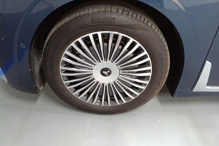 Used VOYAH Dream 2025 PHEV Four-Wheel-Drive Flagship Kunpeng Edition Left Front Wheel Hub