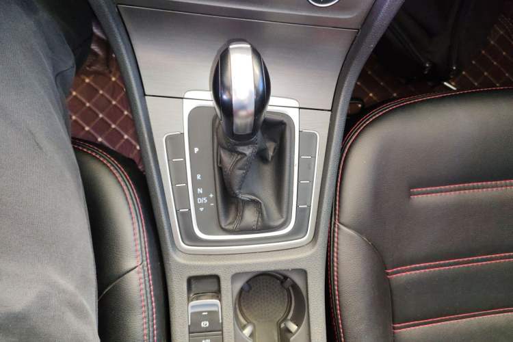 Used Volkswagen Golf 2016 1.6L Automatic Comfort Model Gear Lever