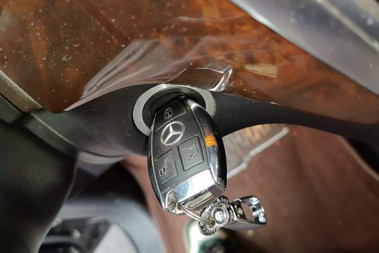 Used Mercedes-Benz M-Class 2014 ML 400 4MATIC Luxury Model Interior 1