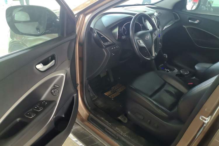 Used Hyundai Santa Fe 2013 2.4L Automatic Two-Wheel Drive Smart Version Driver Seat