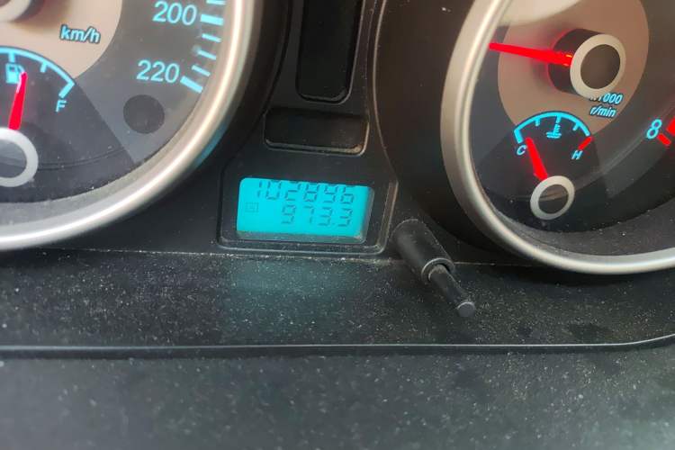 Used Buick Excelle 2011 1.6 LX-MT Odometer Close Up