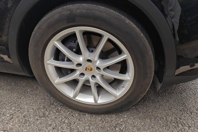 Used Porsche Cayenne 2024 Cayenne 3.0T Right Front Wheel Hub