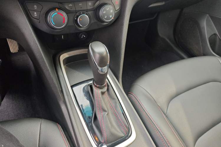 Used Chevrolet Monza 2020 Light Hybrid Redline 320T Dual-Clutch Thrilling Edition Gear Lever