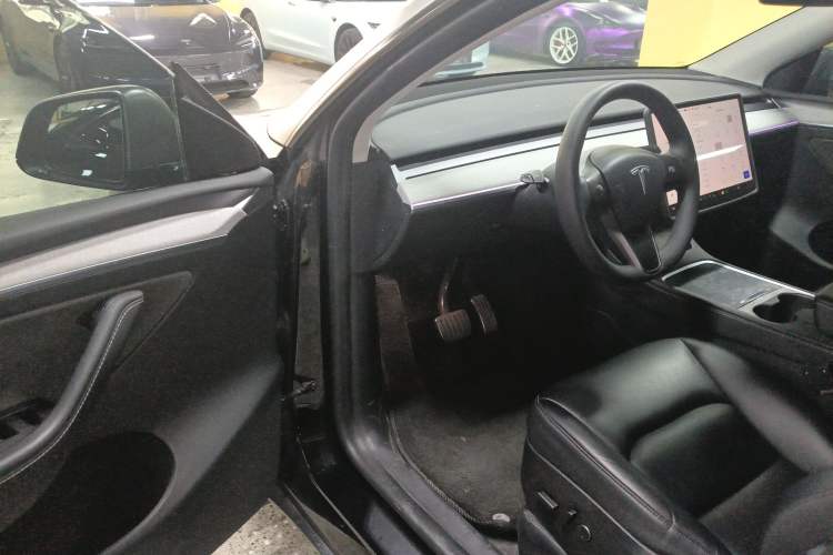 Used Tesla Model Y 2023 Long-Range All-Wheel-Drive Version Driver Seat