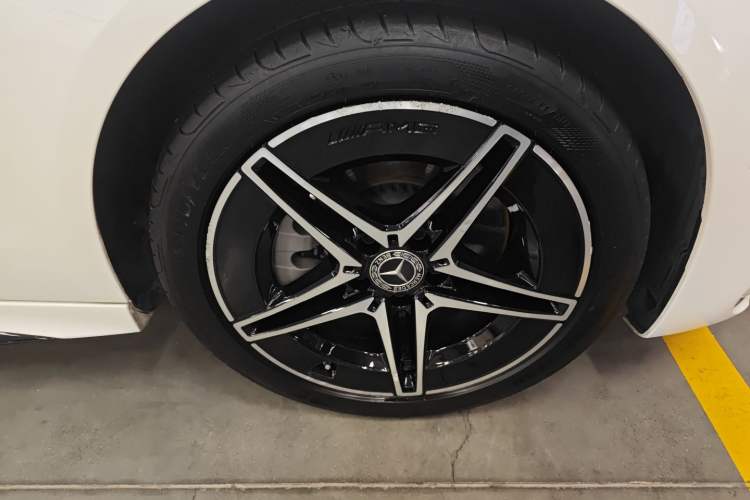 Used Mercedes-Benz C-Class 2024 C 260 L Brilliant Night Sports Edition Right Front Wheel Hub