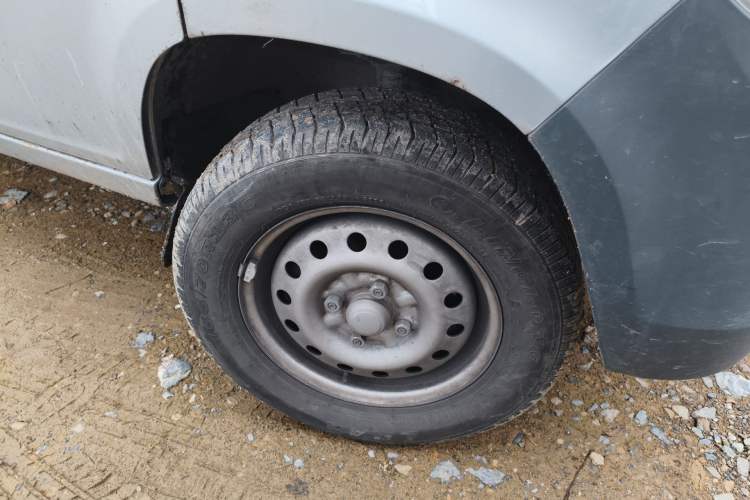 Used Wuling Zhiguang 2023 1.5L Practical Version 5/7 Seats Right Front Wheel Hub