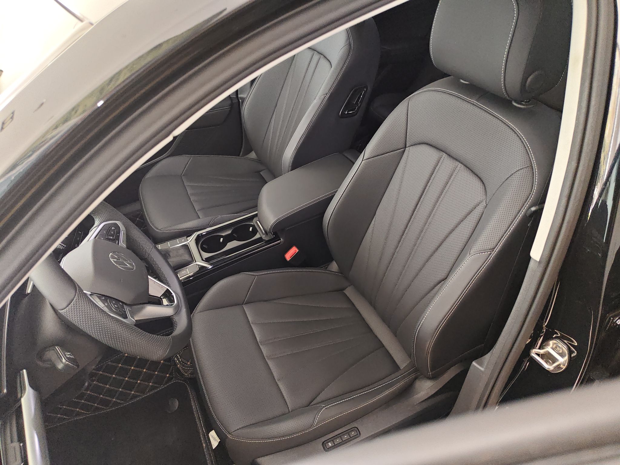 Переднее сиденье в автомобиле