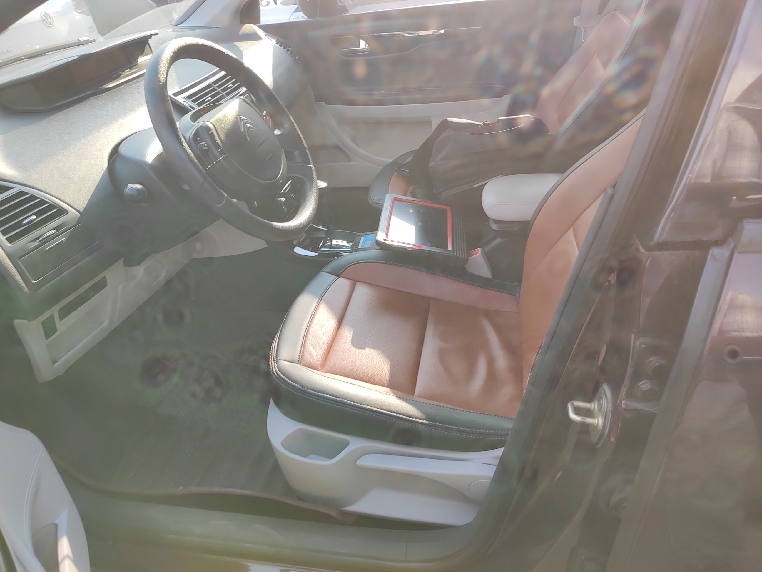 المقاعد الأمامية داخل السيارة