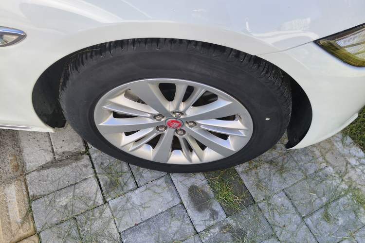 Used Jaguar XFL 2020 XFL 2.0T P200 Two-Wheel-Drive Windflower Edition Right Front Wheel Hub