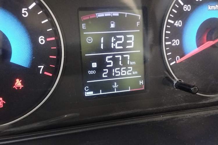 Used Dongfeng Fengon 330 2019 1.5L 330S Manual Luxury Van China VI Standard Odometer Close Up