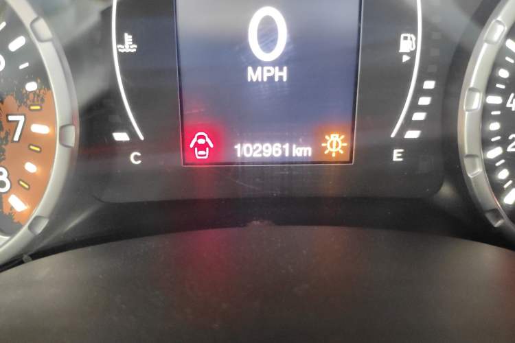 Used Jeep Renegade 2016 1.4T Automatic High-Energy Version Odometer Close Up