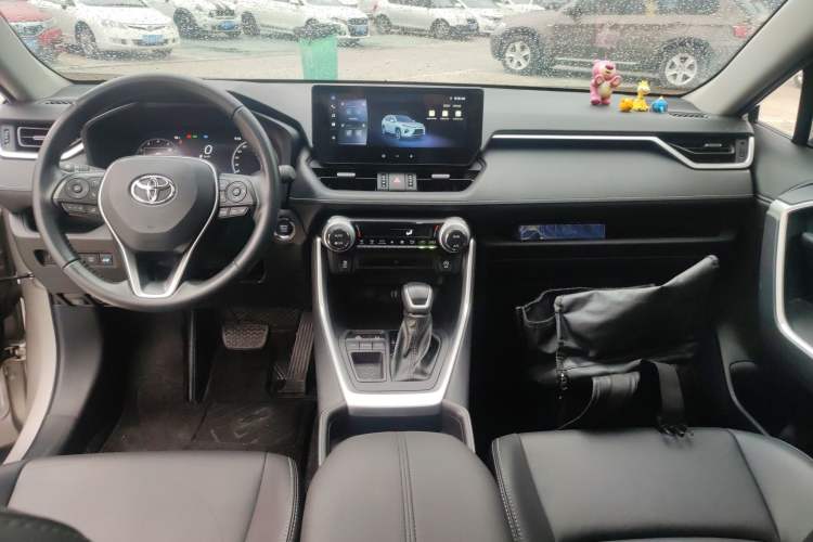 Used Toyota Wildlander 2023 2.0L CVT Two-Wheel Drive Luxury PLUS Edition Center Console