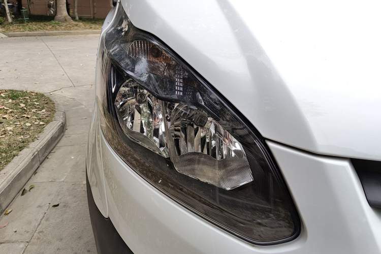 Used Ford Transit 2019 2.0T Gasoline Automatic Multi-Function Commercial Vehicle Short Wheelbase Low Roof 6-Seater China VI Standard