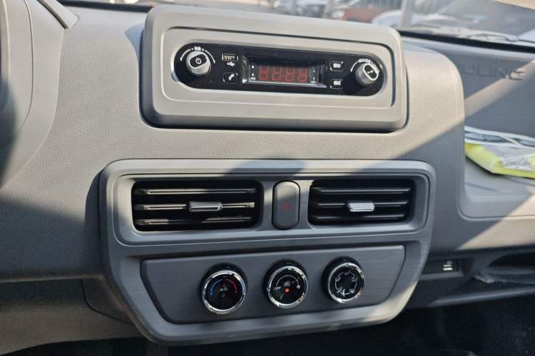 Used Wuling Yangguang 2025 Model 400km Bus Edition—Comfort Edition