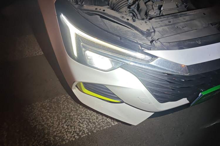 Used Roewe i6 MAX 2020 300TGI Automatic Supreme Edition with Cool Sunroof and Advanced Driving Features Right Front Headlight