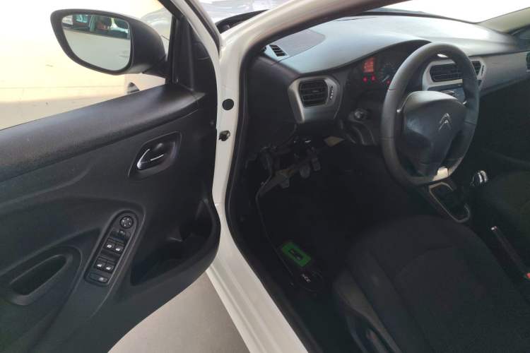 Used Citroen Elysee 2015 Zhishang Edition 1.6L Manual Fashion Model Driver Seat