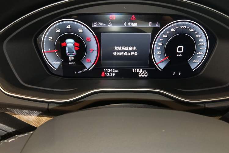 Used Audi Q5L 2023 40T Luxury Dynamic Model Odometer Close Up