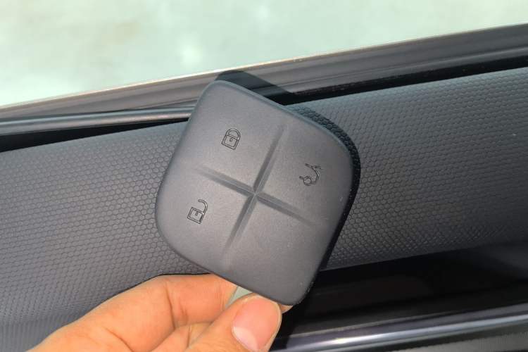 Used Lynk & Co 08 EM-P 2025 120km Long-Range Halo Vehicle Key