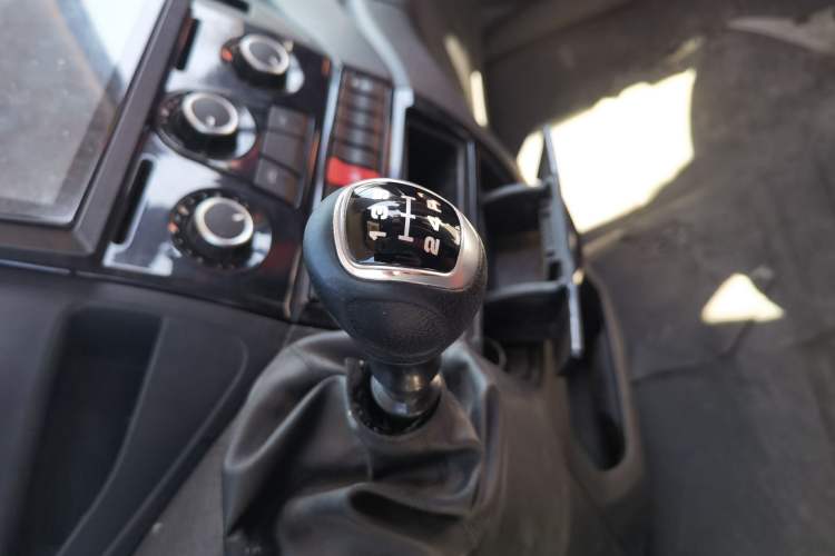 Used Iveco Eurocargo 2021 2.0T Manual Super Rui Long Wheelbase Short Overhang High Roof Side-Sliding Door F1A Gear Lever