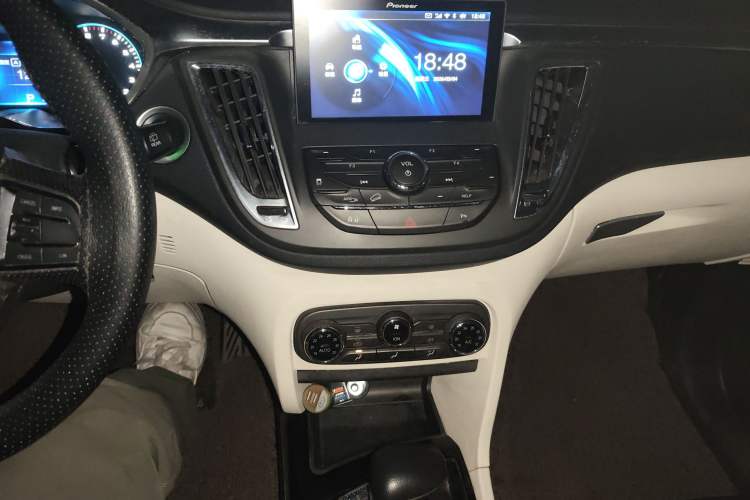 Used Soueast DX7 2017 1.5T Automatic White Rider Trim Audio And AC Panel