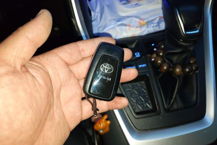 Used Toyota RAV4 2021 2.0L CVT Two-Wheel Drive Fashion PLUS Edition Vehicle Key