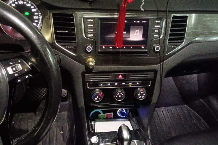 Used Volkswagen Golf Sportsvan 2016 280TSI Automatic Luxury Model Audio And AC Panel