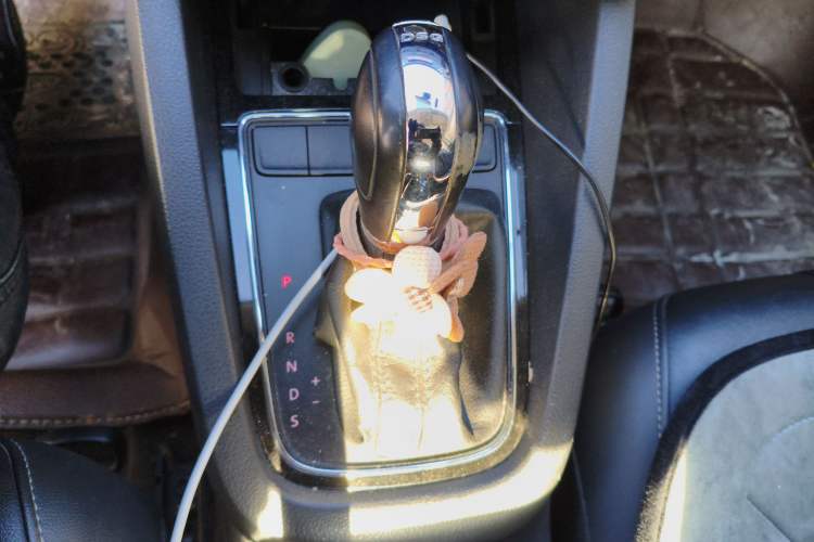 Used Volkswagen Sagitar 2015 230TSI Automatic Comfort Version Gear Lever