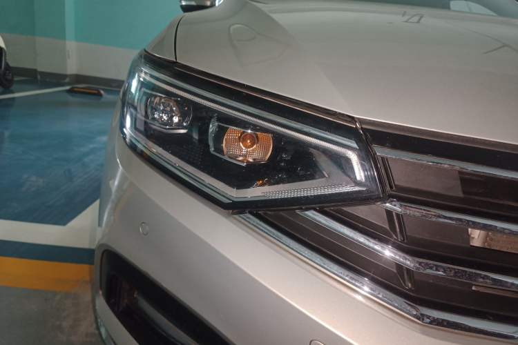 Used Volkswagen Magotan 2020 330TSI DSG Leading Model Right Front Headlight