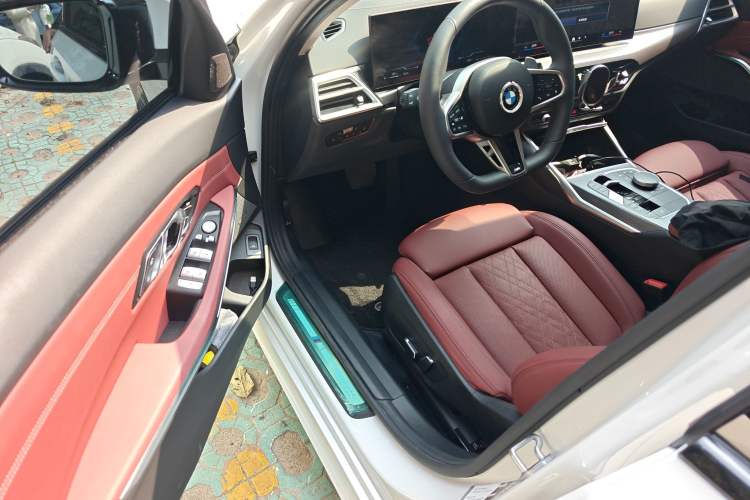 Used BMW 3 Series 2025 330Li M Sport Shadowline Package Interior 3