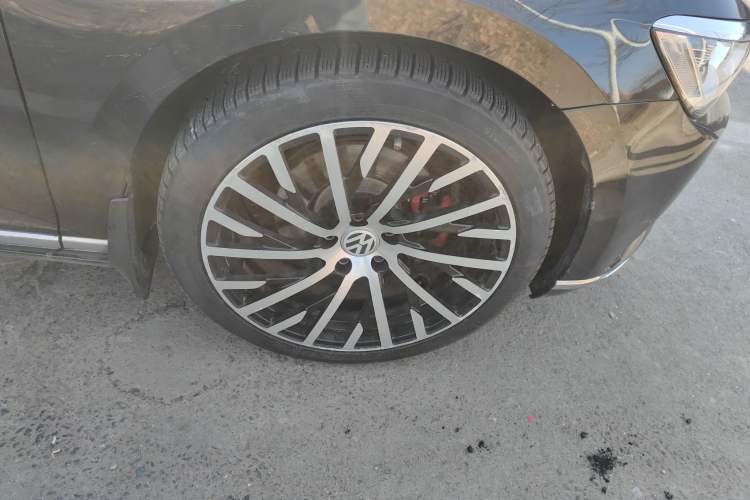 Used Volkswagen Magotan 2018 Facelift 380TSI DSG Luxury Version Right Front Wheel Hub