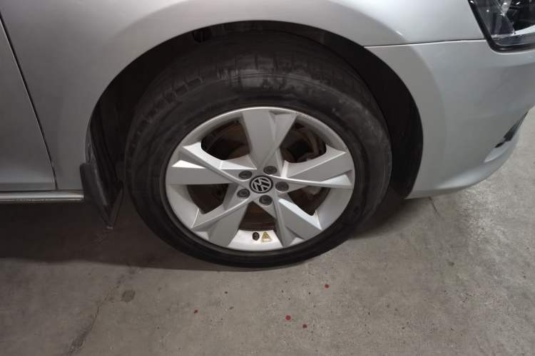 Used Volkswagen Bora 2013 1.6L Automatic Comfort Model Right Front Wheel Hub