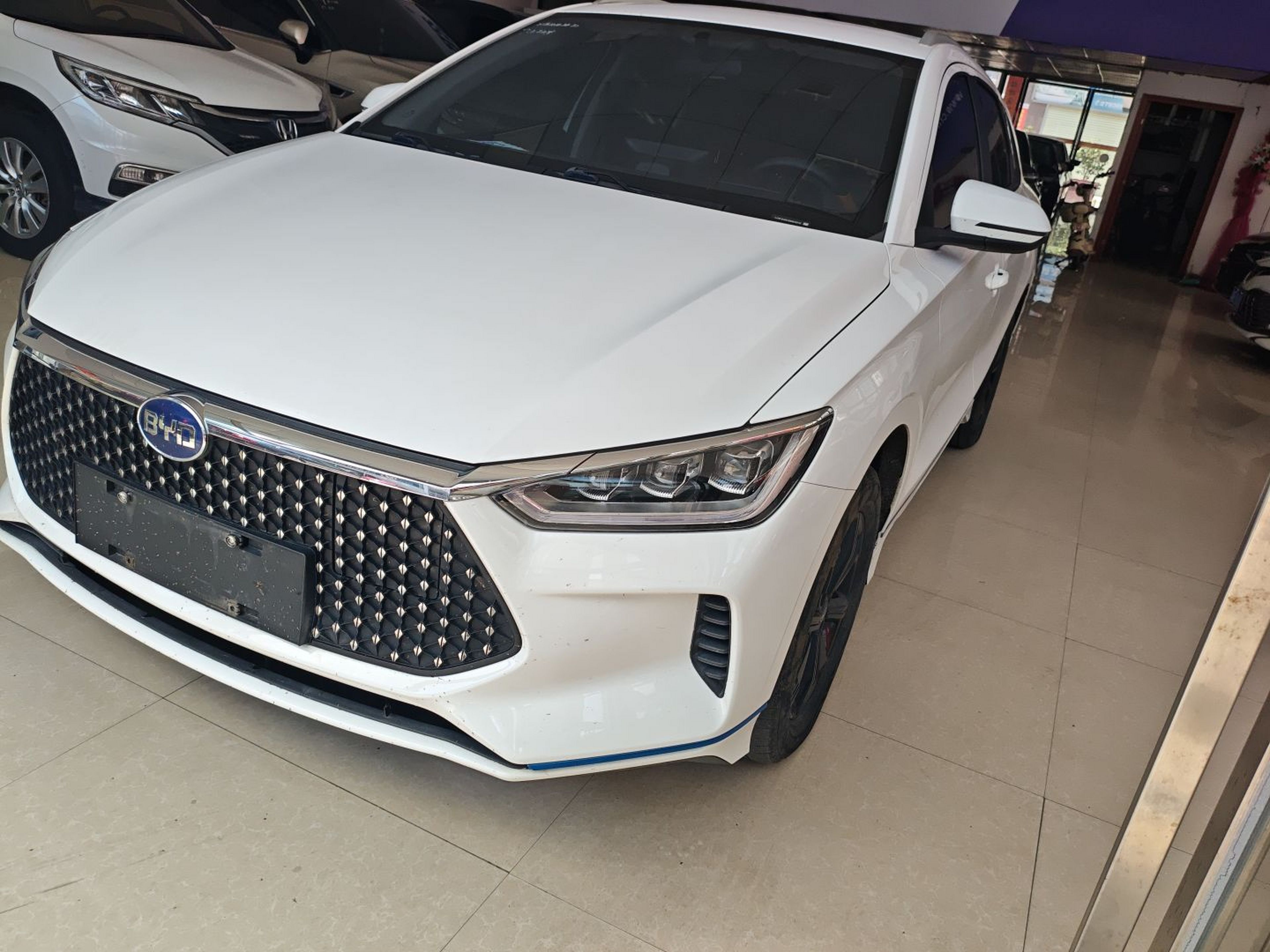 تحت مقدمة السيارة