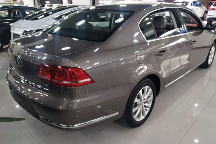 Used Volkswagen Magotan 2015 Facelift 1.8TSI Luxury Model Rear Right 45 Deg