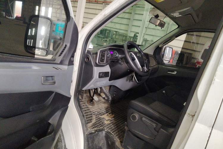 Used SAIC MAXUS Xintu V80 2023 2.0T Manual Classic Aoyuntong Long Wheelbase Mid-Height 6/7/8/9-Seater