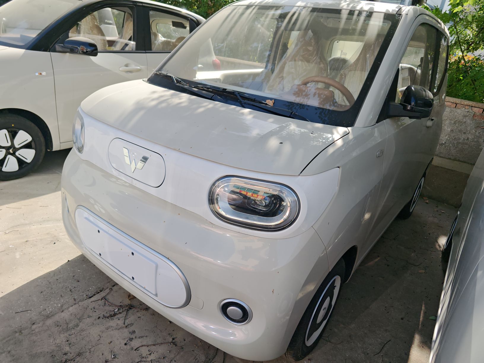 Под передней частью автомобиля